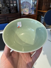 Een Chinese monochrome celadon-geglazuurde kom, Daoguang merk en mogelijk uit die periode