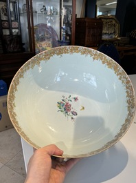 Grand bol en porcelaine de Chine famille rose de Canton &agrave; d&eacute;cor de gar&ccedil;ons et dames dans un jardin &eacute;labor&eacute;e, Qianlong