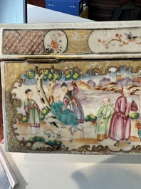 Tr&egrave;s rare coffret d'ensemble &agrave; th&eacute; en porcelaine de Chine famille rose de Canton &agrave; d&eacute;cor mandarin, Qianlong