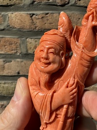 Sculpture d'un p&ecirc;cheur en corail rouge sur socle en bois, Chine, 19/20&egrave;me