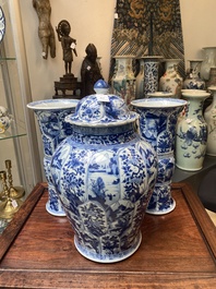 Garniture de trois vases en porcelaine de Chine en bleu et blanc &agrave; d&eacute;cor floral et de paysage, Kangxi