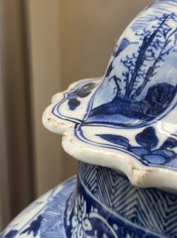 Garniture de trois vases en porcelaine de Chine en bleu et blanc &agrave; d&eacute;cor floral et de paysage, Kangxi