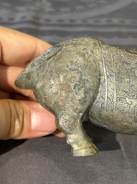 Rare r&eacute;cipient rituel en bronze en forme de tapir de style Zhou oriental, Chine, p&eacute;riode des Royaumes combattants