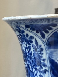 Garniture de trois vases en porcelaine de Chine en bleu et blanc &agrave; d&eacute;cor floral et de paysage, Kangxi