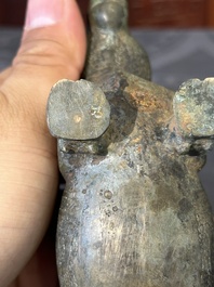 Rare r&eacute;cipient rituel en bronze en forme de tapir de style Zhou oriental, Chine, p&eacute;riode des Royaumes combattants
