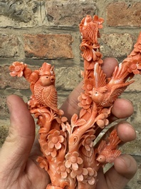 Deux groupes de d'oiseaux parmi des fleurs en corail rouge sur socle en bois, Chine, 19/20&egrave;me