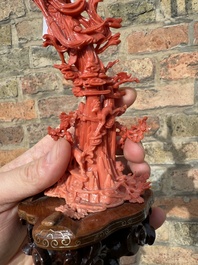 Sculpture de Xiwangmu debout sur un rocher en corail rouge, Chine, 19/20&egrave;me