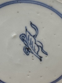 Garniture de trois vases en porcelaine de Chine en bleu et blanc &agrave; d&eacute;cor floral et de paysage, Kangxi