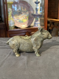 Rare r&eacute;cipient rituel en bronze en forme de tapir de style Zhou oriental, Chine, p&eacute;riode des Royaumes combattants