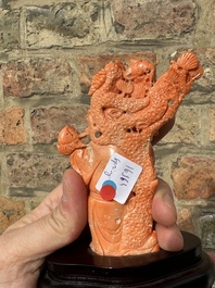 Sculpture de Shoulao en corail rouge sur socle en bois, Chine, 19/20&egrave;me