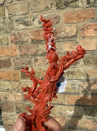 Sculpture de Xiwangmu debout sur un rocher en corail rouge, Chine, 19/20&egrave;me