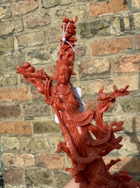 Sculpture de Xiwangmu debout sur un rocher en corail rouge, Chine, 19/20&egrave;me