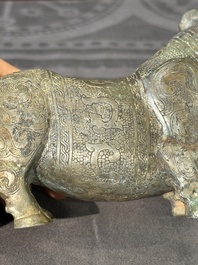Rare r&eacute;cipient rituel en bronze en forme de tapir de style Zhou oriental, Chine, p&eacute;riode des Royaumes combattants