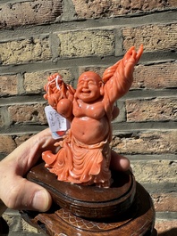Sculpture de Bouddha rieur en corail rouge sur socle en bois, Chine, 19/20&egrave;me