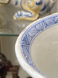Garniture de trois vases en porcelaine de Chine en bleu et blanc &agrave; d&eacute;cor floral et de paysage, Kangxi