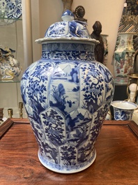 Garniture de trois vases en porcelaine de Chine en bleu et blanc &agrave; d&eacute;cor floral et de paysage, Kangxi
