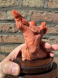 Sculpture de Bouddha rieur en corail rouge sur socle en bois, Chine, 19/20&egrave;me