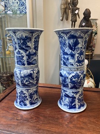 Garniture de trois vases en porcelaine de Chine en bleu et blanc &agrave; d&eacute;cor floral et de paysage, Kangxi