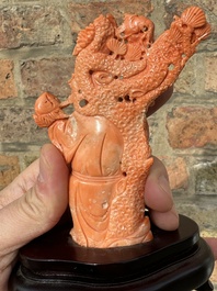 Sculpture de Shoulao en corail rouge sur socle en bois, Chine, 19/20&egrave;me
