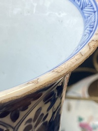 Garniture de trois vases en porcelaine de Chine en bleu et blanc &agrave; d&eacute;cor floral et de paysage, Kangxi