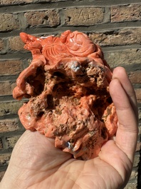Sculpture de Bouddha rieur en corail rouge sur socle en bois, Chine, 19/20&egrave;me