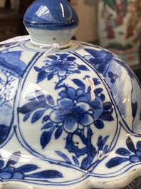 Garniture de trois vases en porcelaine de Chine en bleu et blanc &agrave; d&eacute;cor floral et de paysage, Kangxi
