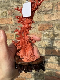 Sculpture de Xiwangmu debout sur un rocher en corail rouge, Chine, 19/20&egrave;me