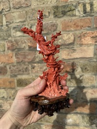 Sculpture de Xiwangmu debout sur un rocher en corail rouge, Chine, 19/20&egrave;me