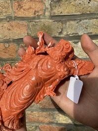 Een grote Chinese bloedkoralen groep van Shoulao omringd door kinderen en een ram op houten sokkel, 19/20e eeuw