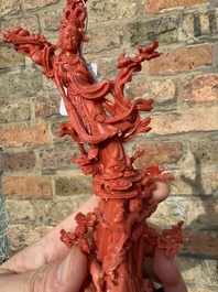Sculpture de Xiwangmu debout sur un rocher en corail rouge, Chine, 19/20&egrave;me