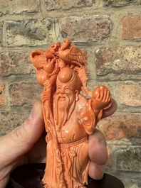 Sculpture de Shoulao en corail rouge sur socle en bois, Chine, 19/20&egrave;me