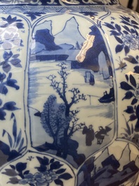 Garniture de trois vases en porcelaine de Chine en bleu et blanc &agrave; d&eacute;cor floral et de paysage, Kangxi