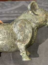 Rare r&eacute;cipient rituel en bronze en forme de tapir de style Zhou oriental, Chine, p&eacute;riode des Royaumes combattants