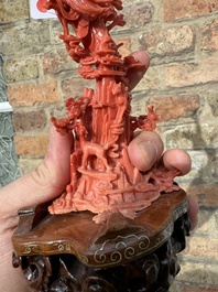 Sculpture de Xiwangmu debout sur un rocher en corail rouge, Chine, 19/20&egrave;me