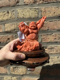 Sculpture de Bouddha rieur en corail rouge sur socle en bois, Chine, 19/20&egrave;me