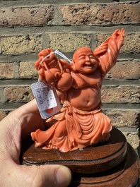Sculpture de Bouddha rieur en corail rouge sur socle en bois, Chine, 19/20&egrave;me