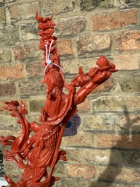 Sculpture de Xiwangmu debout sur un rocher en corail rouge, Chine, 19/20&egrave;me