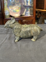 Rare r&eacute;cipient rituel en bronze en forme de tapir de style Zhou oriental, Chine, p&eacute;riode des Royaumes combattants