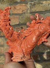Een grote Chinese bloedkoralen groep van Shoulao omringd door kinderen en een ram op houten sokkel, 19/20e eeuw