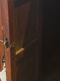 Rre cabinet de curiosit&eacute;s de type 'duo bao ge' en bois huanghuali &agrave; d&eacute;cor de chilongs, Chine, 18/19&egrave;me