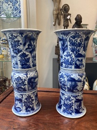 Garniture de trois vases en porcelaine de Chine en bleu et blanc &agrave; d&eacute;cor floral et de paysage, Kangxi