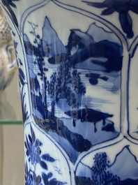 Garniture de trois vases en porcelaine de Chine en bleu et blanc &agrave; d&eacute;cor floral et de paysage, Kangxi