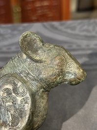 Rare r&eacute;cipient rituel en bronze en forme de tapir de style Zhou oriental, Chine, p&eacute;riode des Royaumes combattants