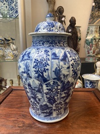 Garniture de trois vases en porcelaine de Chine en bleu et blanc &agrave; d&eacute;cor floral et de paysage, Kangxi