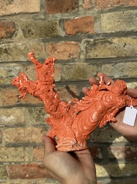 Een grote Chinese bloedkoralen groep van Shoulao omringd door kinderen en een ram op houten sokkel, 19/20e eeuw