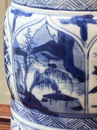 Garniture de trois vases en porcelaine de Chine en bleu et blanc &agrave; d&eacute;cor floral et de paysage, Kangxi