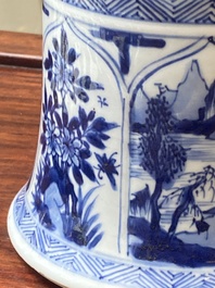 Garniture de trois vases en porcelaine de Chine en bleu et blanc &agrave; d&eacute;cor floral et de paysage, Kangxi