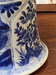 Garniture de trois vases en porcelaine de Chine en bleu et blanc &agrave; d&eacute;cor floral et de paysage, Kangxi
