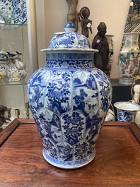 Garniture de trois vases en porcelaine de Chine en bleu et blanc &agrave; d&eacute;cor floral et de paysage, Kangxi
