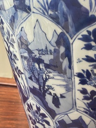 Garniture de trois vases en porcelaine de Chine en bleu et blanc &agrave; d&eacute;cor floral et de paysage, Kangxi